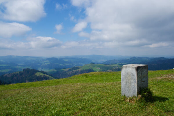 Aussichtsreiche Hügellandschaft mit Historie