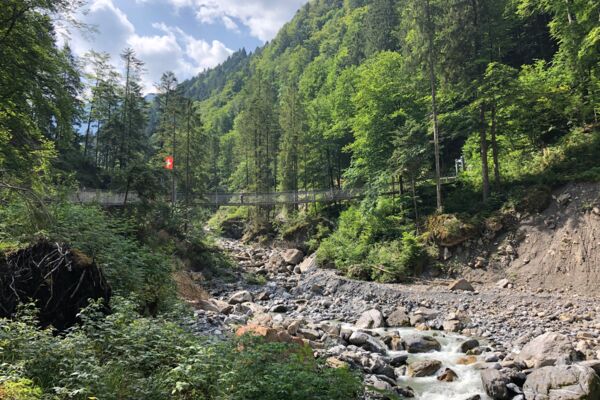 Über neun Brücken zum Berg der Engel
