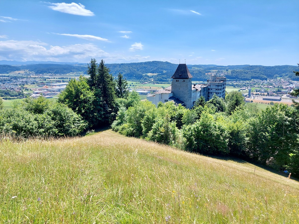 Kaum losgewandert, überblickt man von der Marienburg ob Wikon das Wiggertal. Bild: Adrian Wüest