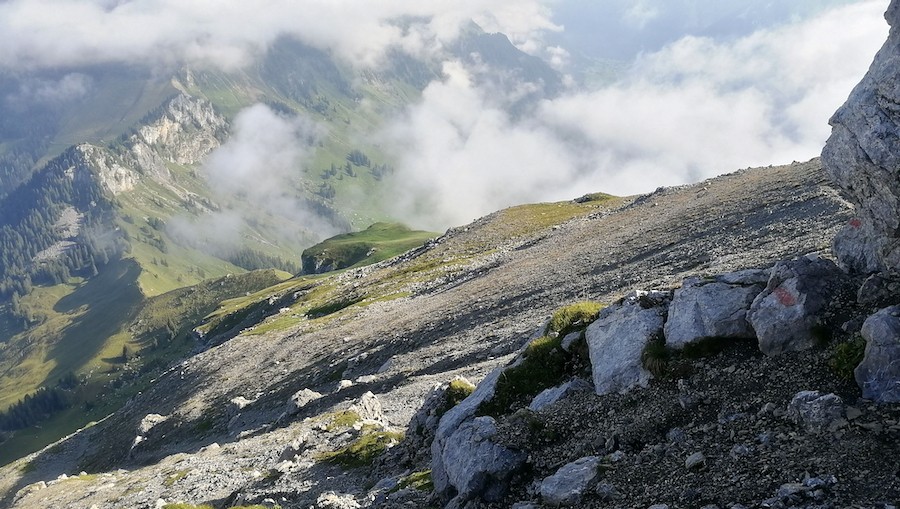 Die Aufstiegsroute ab dem Storeggpass links im Bild