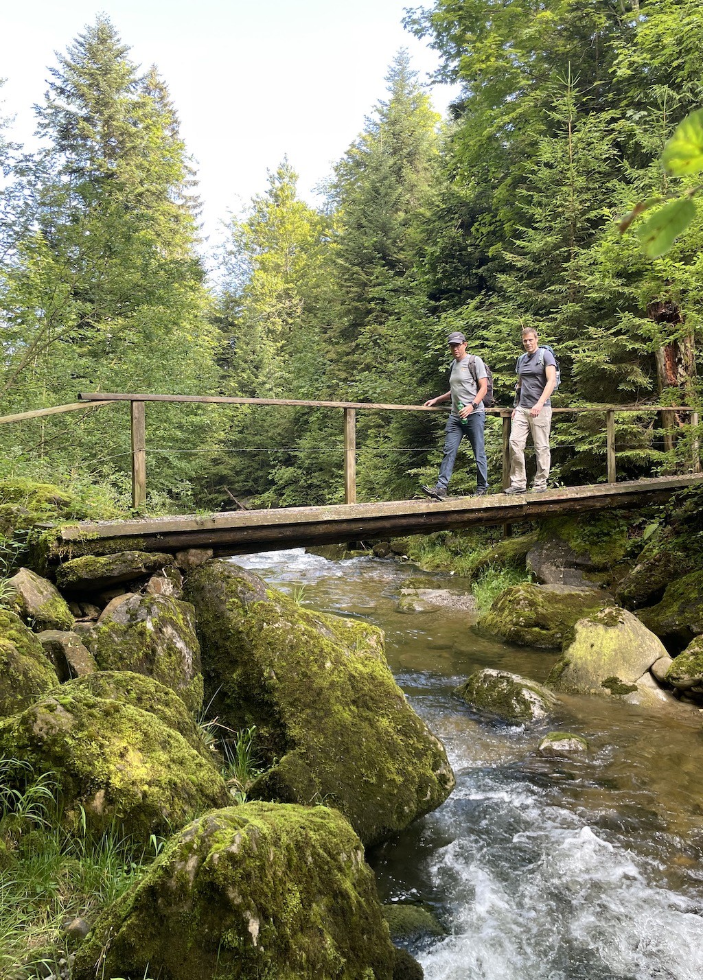 Daniel Piazza und Hanspeter Hürlimann auf der Brücke über den Krümlig