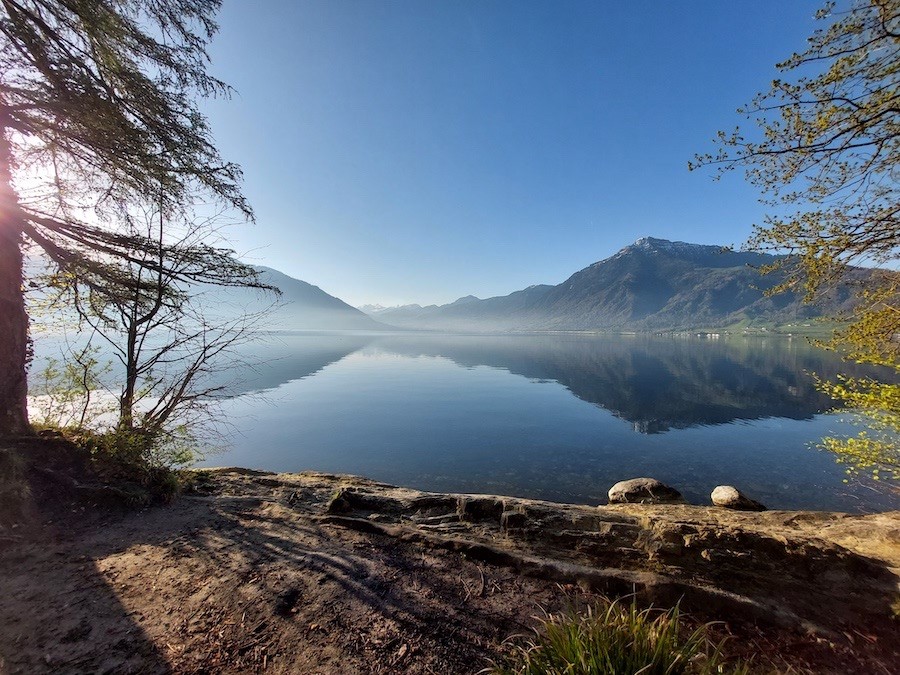 Herrliche Panoramen bietet der Weg am Seeufer.
