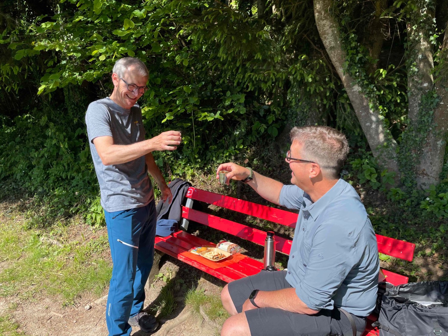 Andreas Lehmann und Hannes Koch geniessen eine Pause.
