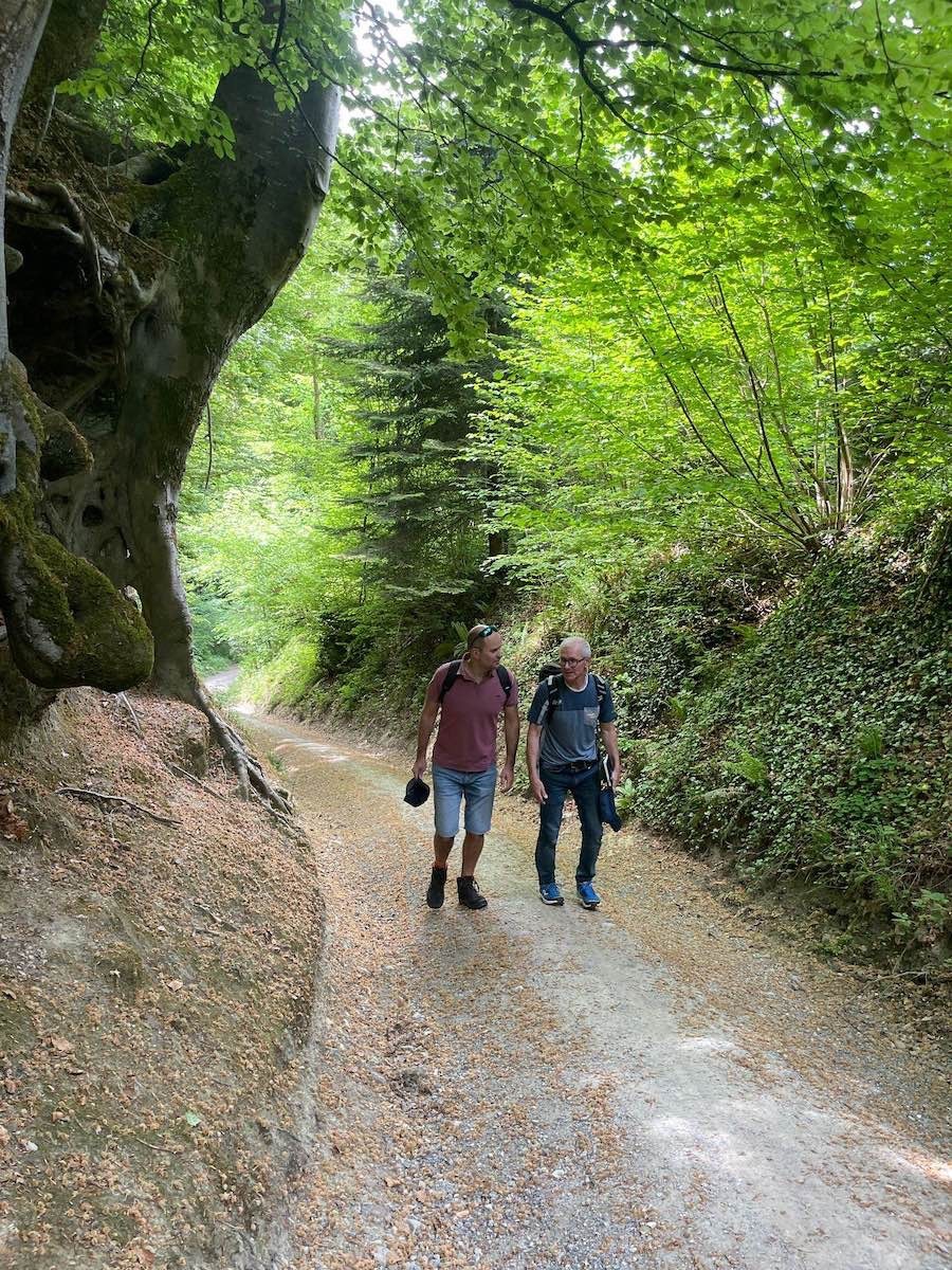 Entschleunigen vor der Haustüre: Regierungsrat Fabian Peter geniesst es, wandernd unterwegs zu sein. Hier mit Andreas Lehmann, Geschäftsleiter und Technischer Leiter der Luzerner Wanderwege.