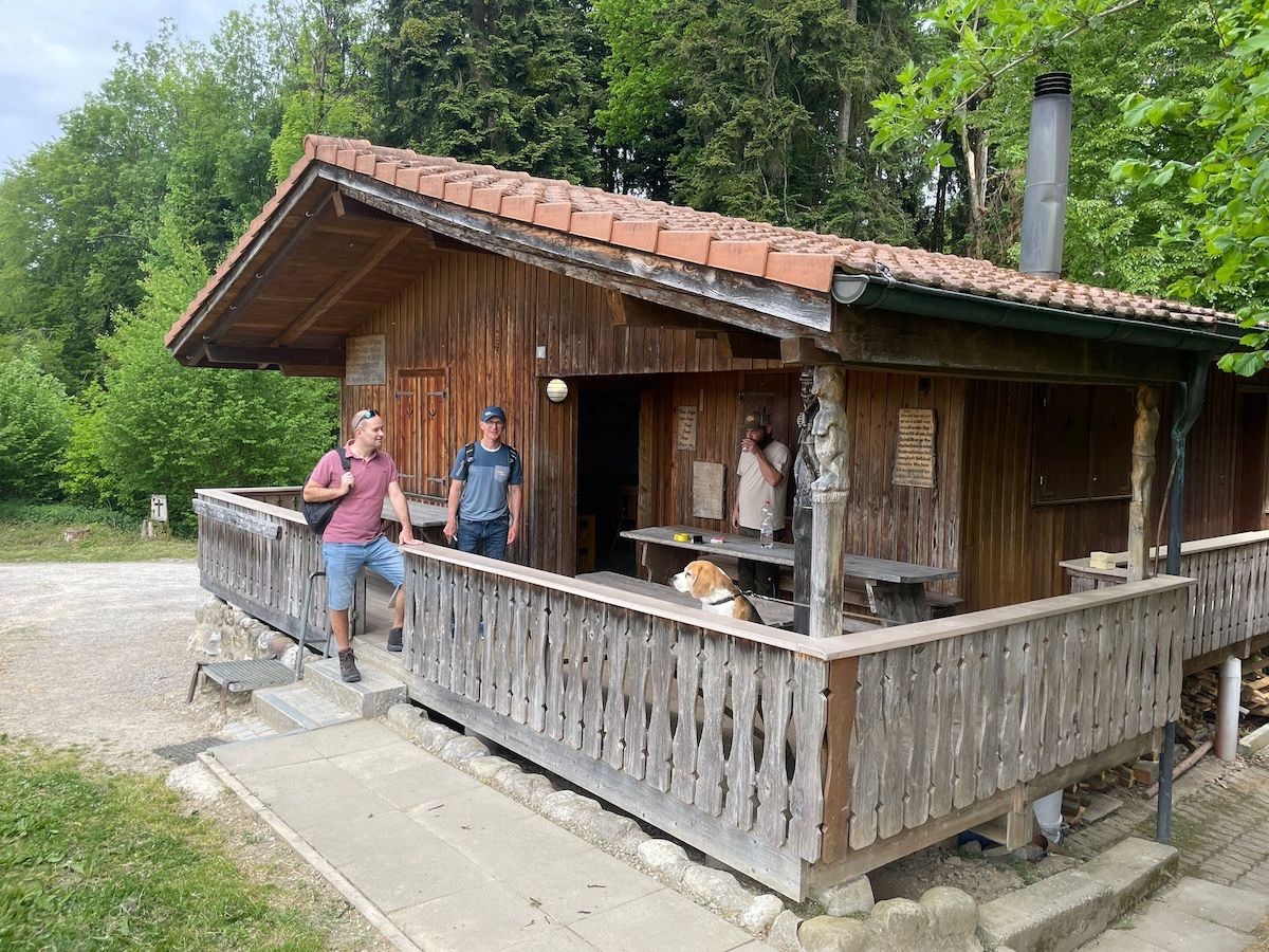 Spontane Gastfreundschaft in der Jagdhütte im Eibelerwald.
