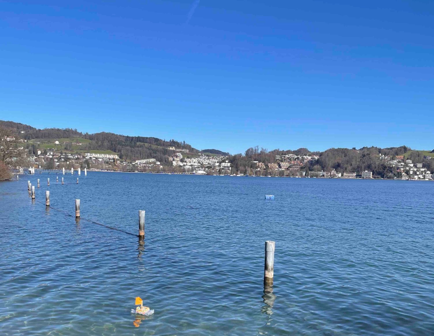 Dem See entlang rückt die Stadt in die Ferne.