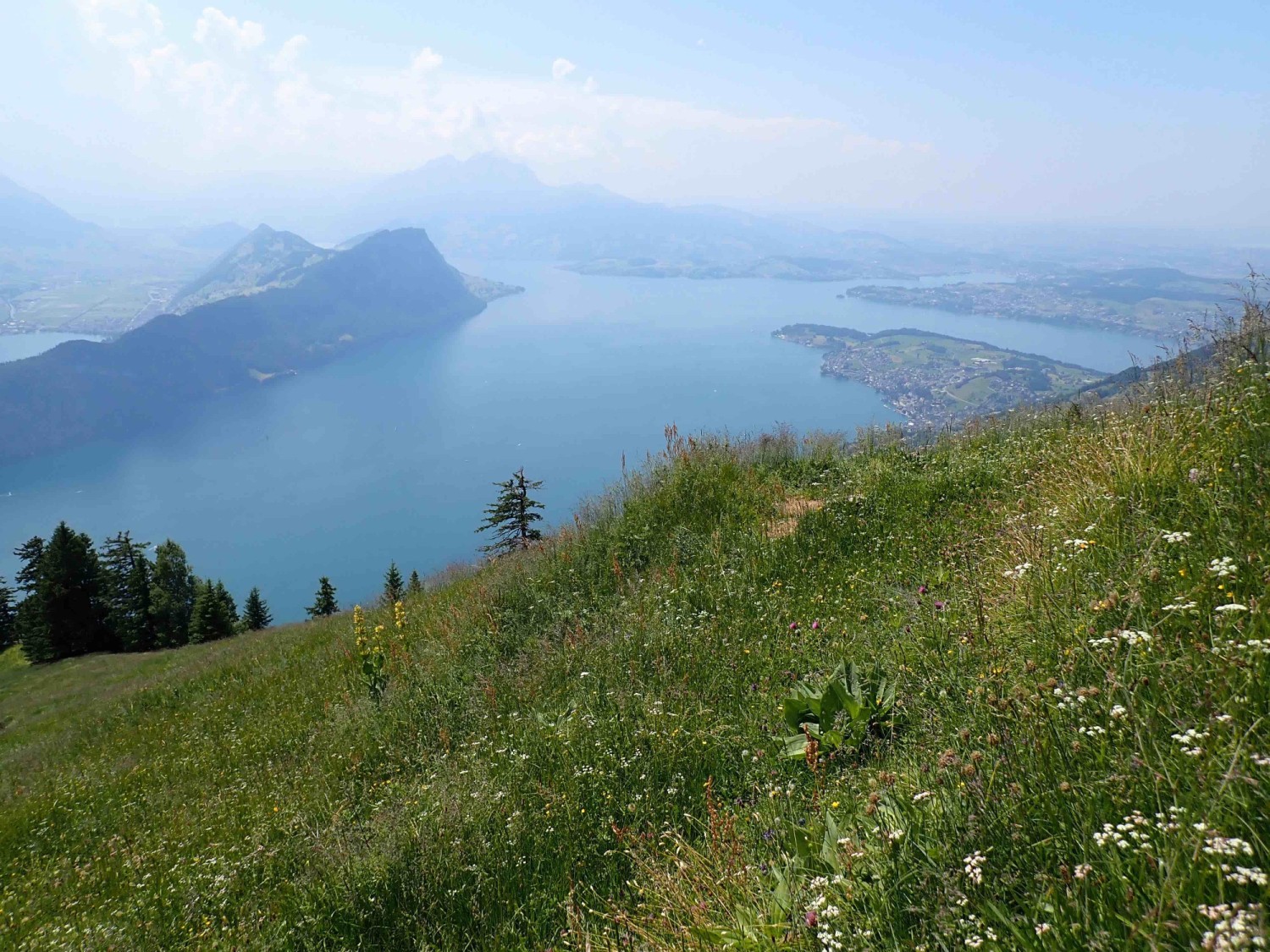 Anhalten und die Aussicht über den See geniessen!